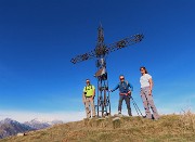 01 Alla croce di vetta dello Zuc de Valmana (1546 m) 